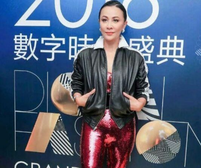 54岁刘嘉玲近况曝光，素颜与母亲合影，配文透露保持年轻秘诀
