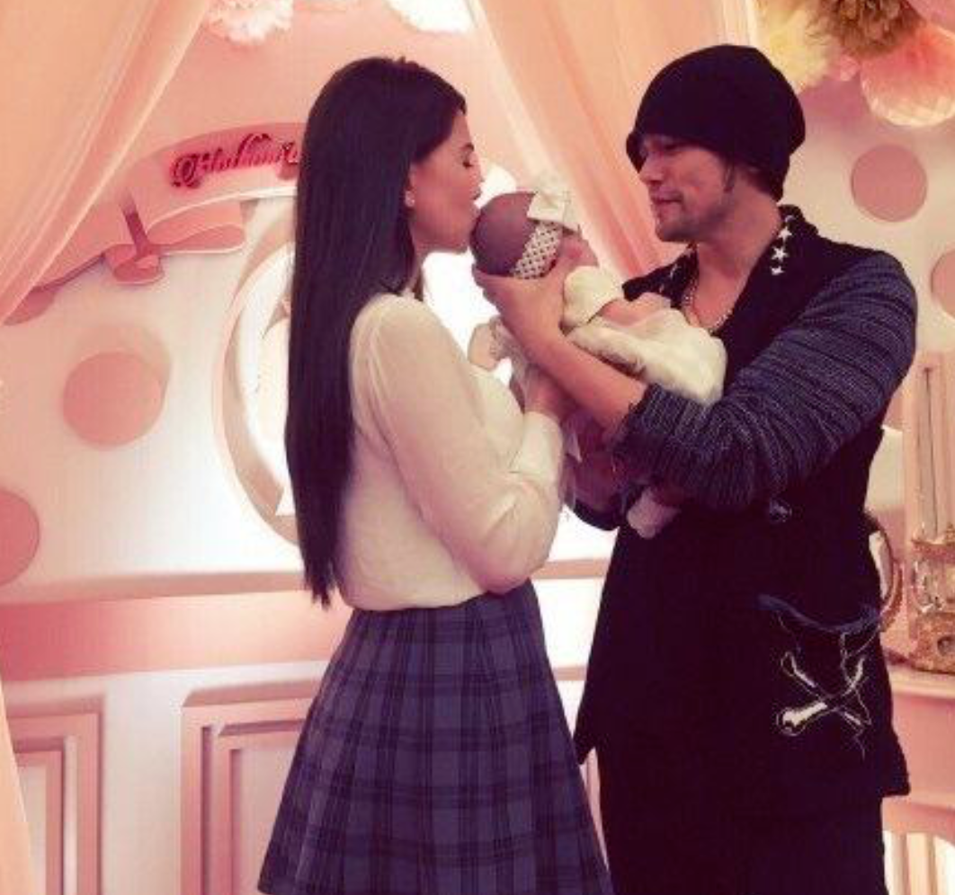 昆凌海滩度假笑容甜美，身材完全不像生过孩子，女儿打扮时髦