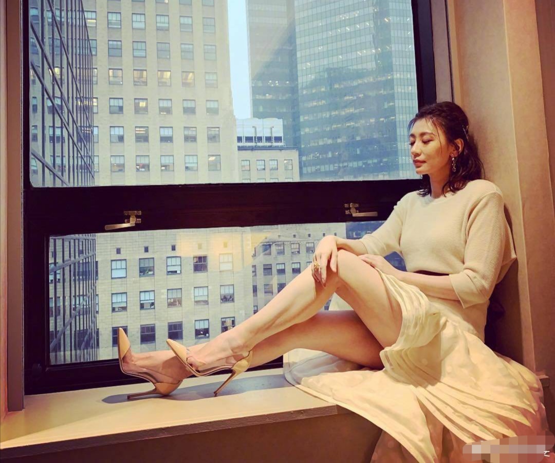 46岁贾静雯美丽依旧，放下爱恨与计较，如今的她活得令所有人羡慕