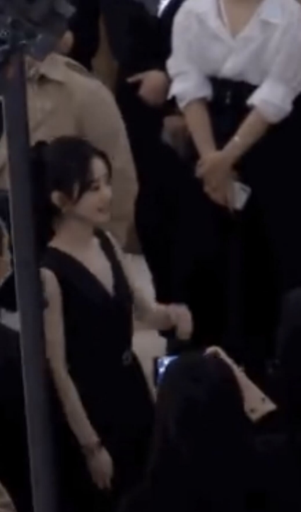 手镯|赵丽颖戴60万手镯现身商场 但姐姐的腰围抢镜了