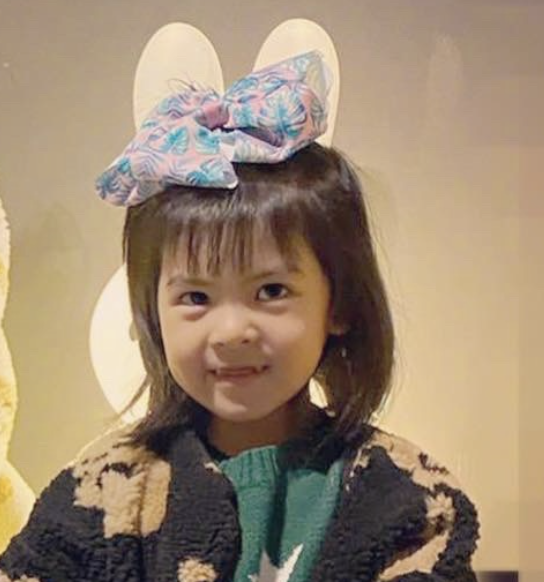 贾静雯圣诞节晒照，咘咘收获礼物造型甜美，波妞虎牙抢镜像小恶魔