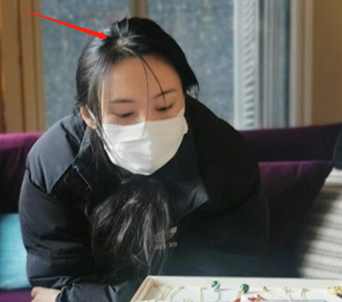 郑爽终于出席庭审，黑衣黑裤一脸严肃，我却关