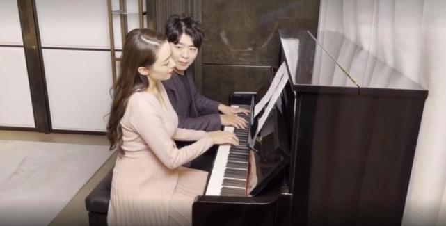 吉娜挺九個月孕肚彈琴，郎朗貼心拍照，夫妻倆為寶寶做胎教超甜蜜