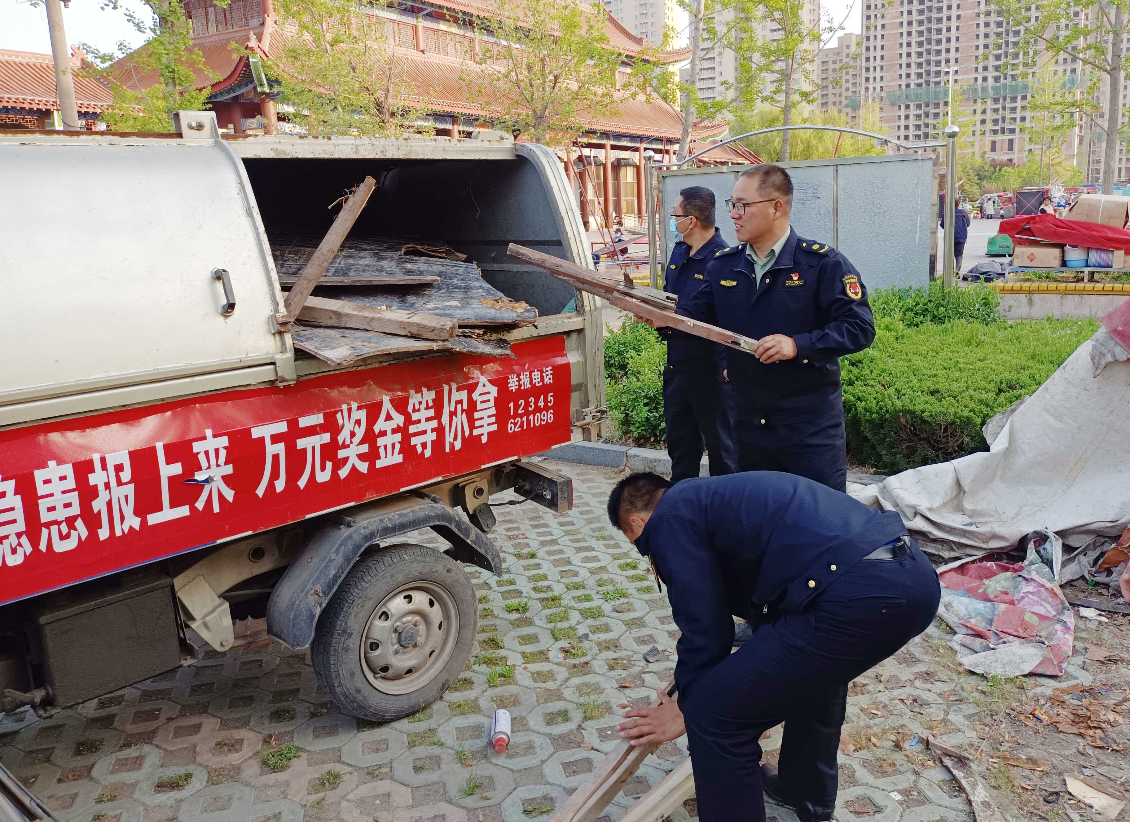 临沭县综合行政执法局集中整治红石湖公园门前乱象获市民点赞