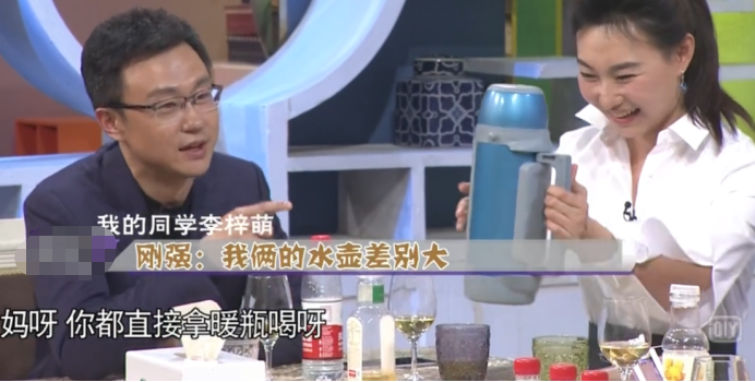 央视主持李梓萌跳健美操！绿眼影配大红唇妆容夸张，44岁至今单身