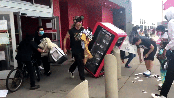 打砸抢烧乱成一锅粥，老美还四处秀肌肉！真的