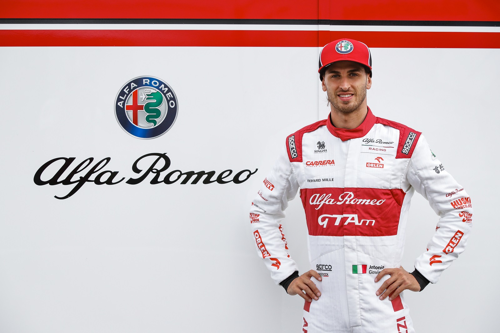 阿尔法·罗密欧竞速F1车队安东尼奥·吉奥维纳兹戴幸运头盔出赛