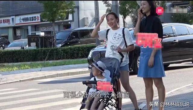 朱丹素颜现身机场，全家肤色成为亮点，周一围