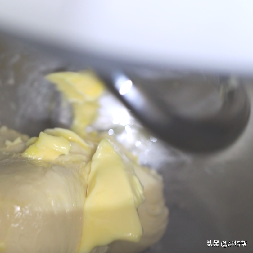 爱吃肉的一定要试试这款面包，咬上一口满满的肉块，幸福感爆棚