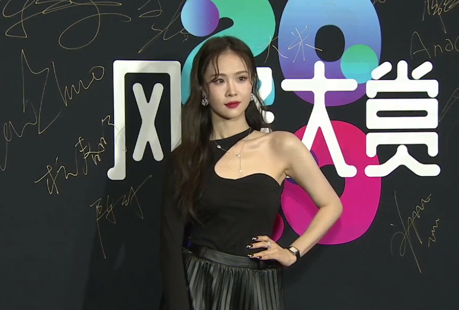 风格大赏明星穿搭：惠英红像鸡毛掸子，许佳琪