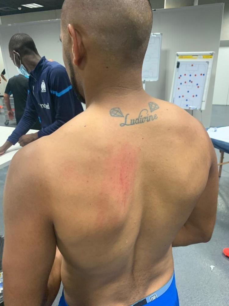 梅西首秀还未开始，法甲联赛迎来火爆一幕！球员球迷开启大混战