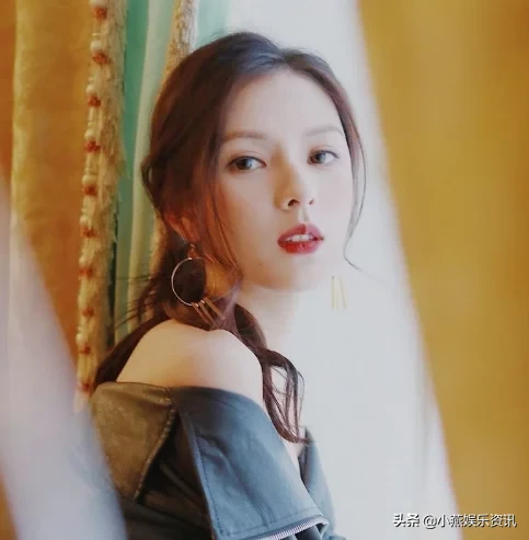 张予曦丁禹兮拍照时不小心摔倒，谁注意到了这