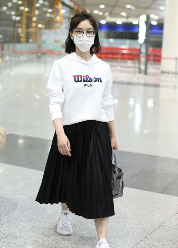 陈数的优雅感有多美？黑白配造型简单却显年轻