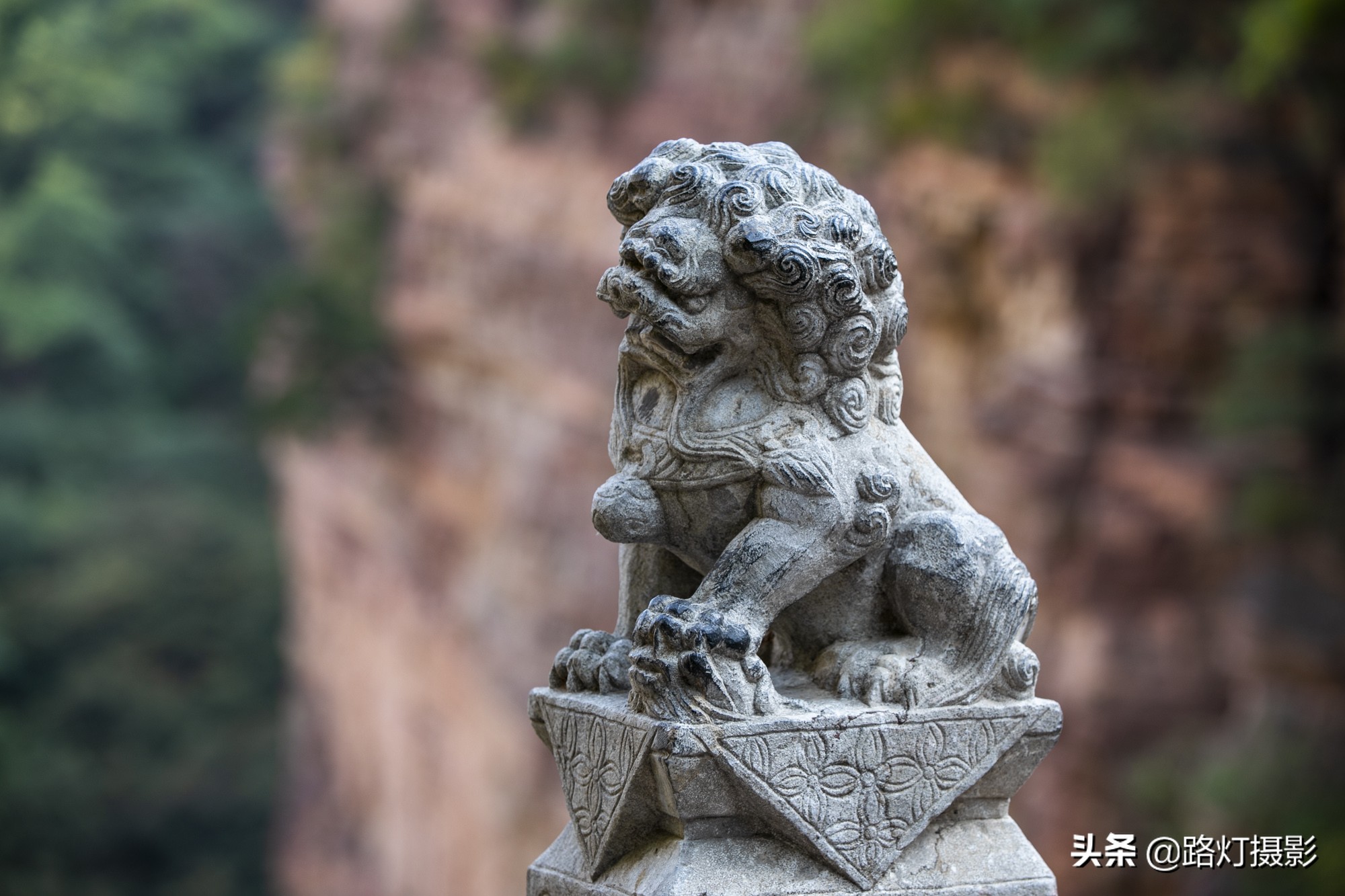 Flying in the sky!  There is a "hanging temple" in Hebei, which spans over 500 years of precipitous cliffs. It is a wonder