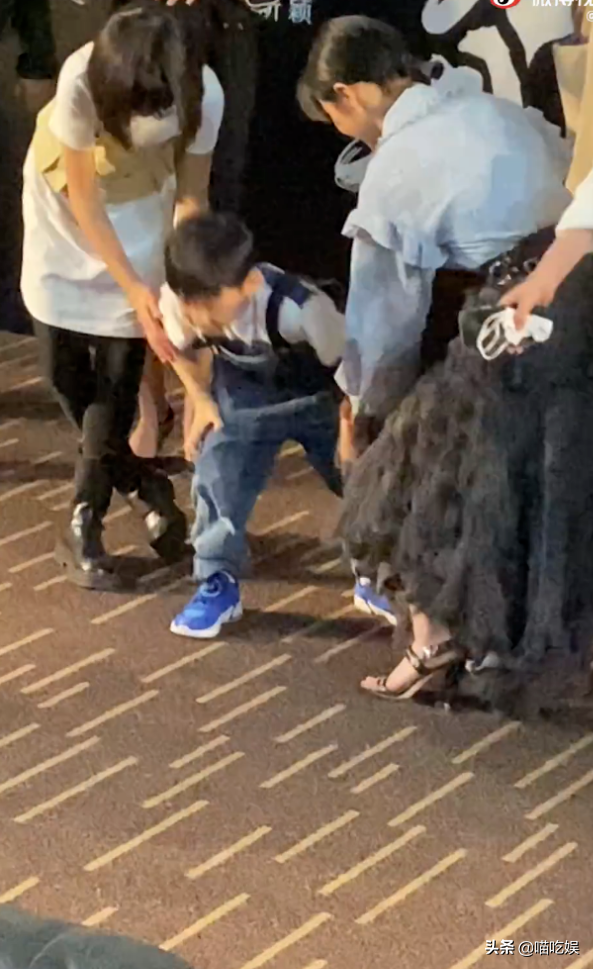 Zhang Zifeng crouchs next mixing group photo of young actor on bended knees, be dragged by: Camera lens of behind the curtain cannot scatter a lie