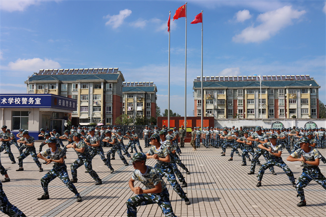 張店中學(xué)舉行2021級(jí)新生軍訓(xùn)匯報(bào)表演(圖8)