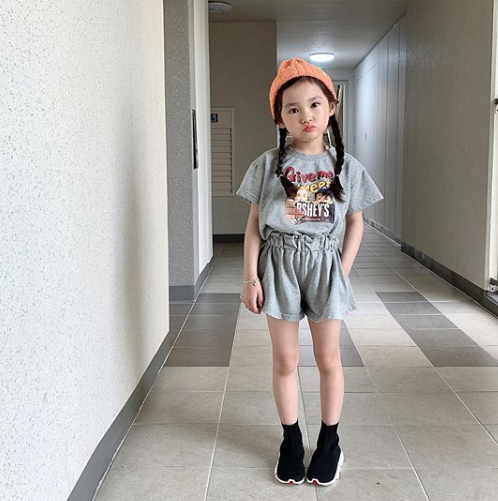 ​8岁女童“撞脸”宋慧乔，靠穿搭圈粉23万！谁规定小孩只能幼稚