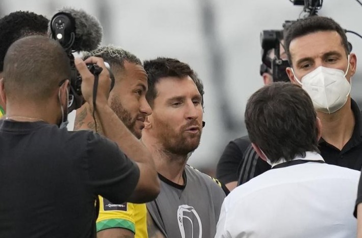 巴西阿根廷比赛8分钟被迫中断，梅西表不满，正式比赛成训练