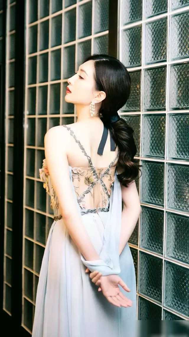 34岁的江疏影，成“小姐姐”真是迷人，迷人的穿