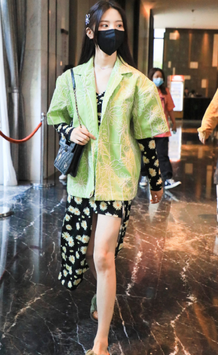 杨超越发现正前方有镜头拍她，故意对镜撩开裙