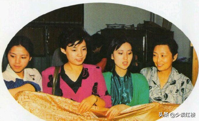 陳曉旭與身邊朋友罕見合影，脫下戲裝的她，人群中依然驚艷