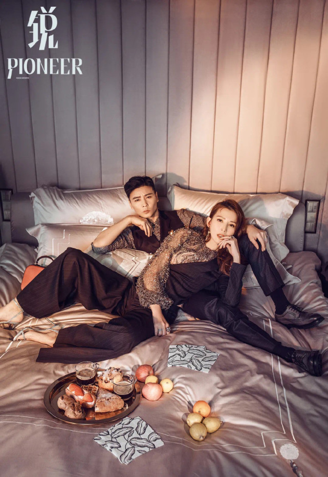 蔡少芬張晉合體拍大片，貼臉摟肩秀足恩愛，結婚13年仍如膠似漆