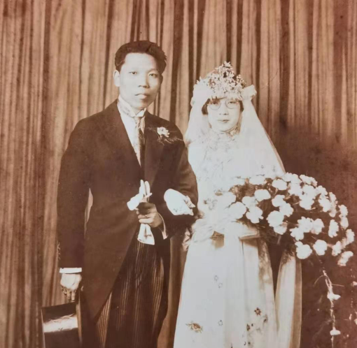 異國4年終牽手，棄前程培養(yǎng)5子，她去世后嚴濟慈每天對遺像三鞠躬