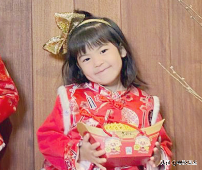 漂亮姐妹花！ 咘咘波妞穿同款衣服合影，這顏值不當童星可惜了