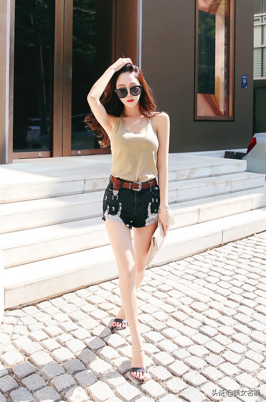 掛脖小背心牛仔短褲，曼妙背影露出小性感