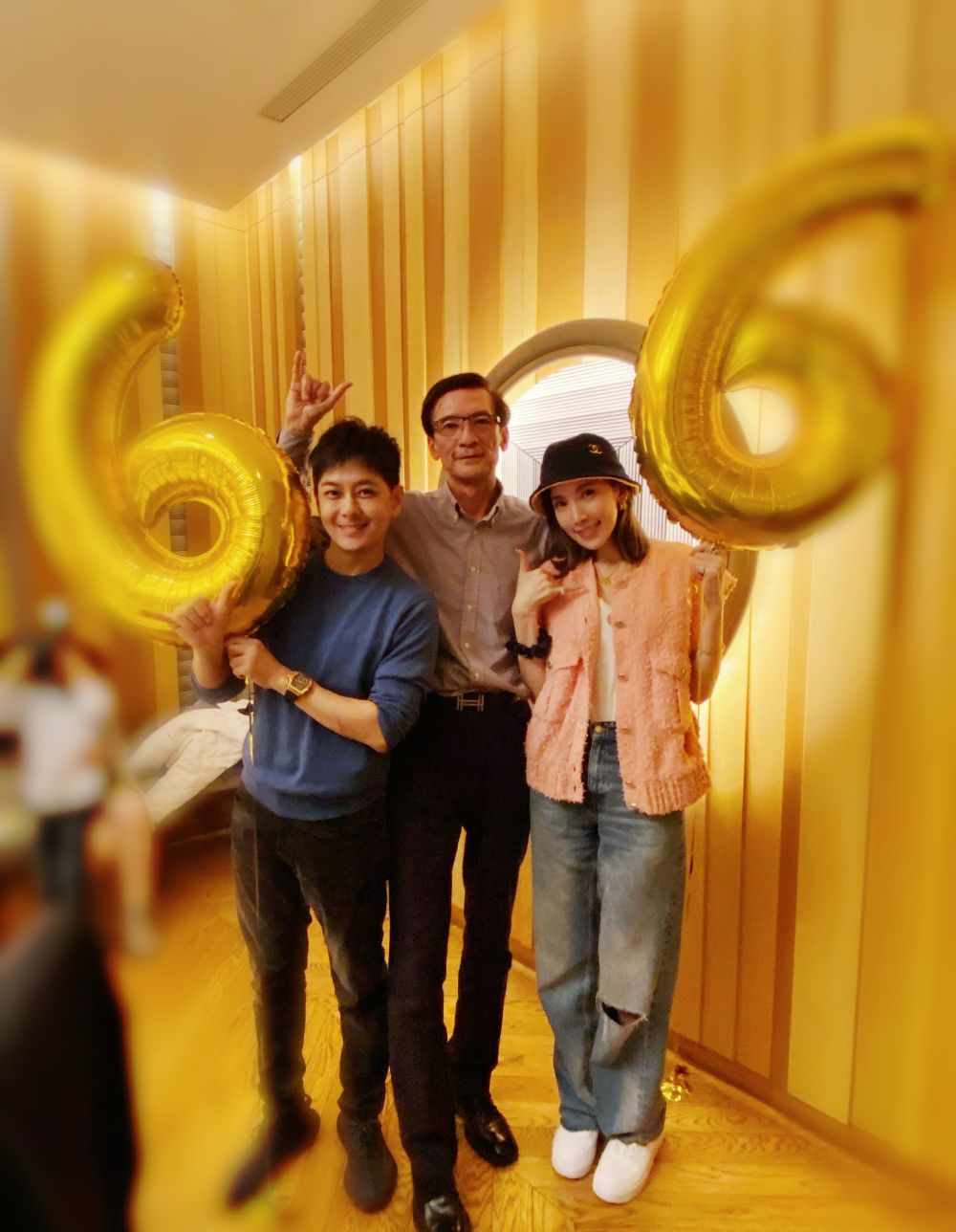 林志穎嬌妻陪丈母娘逛街，陳媽拎大牌包滿身珠寶，胖成女兒兩倍