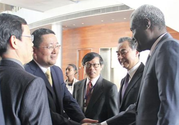 非洲的真朋友到底是誰？ 總統親自接種中國疫苗，中方也用行動證明