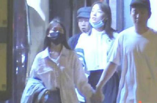 王思聪深夜牵手美女，对方不是甜仇，这是又换