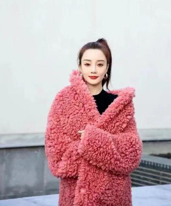 李小璐真潮！穿粉色羊羔毛外套配包臀裙，“外