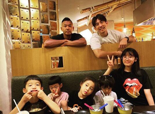 修杰楷带梧桐妹等咘咘和波妞下课，下雨天父女俩搞怪同框超有爱