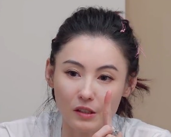 張柏芝帶著兒子們聚餐，大兒子緊握柏芝的手，二兒子與她溫馨互動