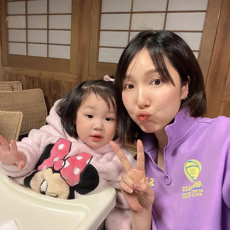 李亞男帶大女兒去散步，2歲Gabby活潑可愛，小奶音超萌