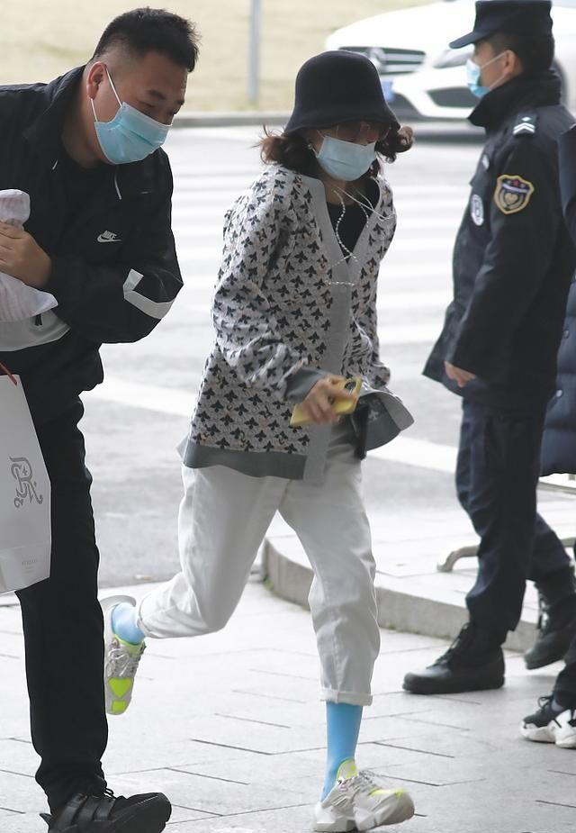 章子怡首次携子走机场，一家三口穿皮草似土豪，醒醒胖了她瘦脱相