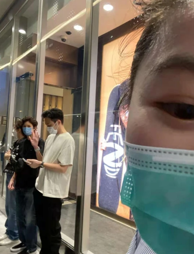 袁咏仪面馆被偶遇，素面朝天皮肤依旧粉润紧致，主动打招呼超友善