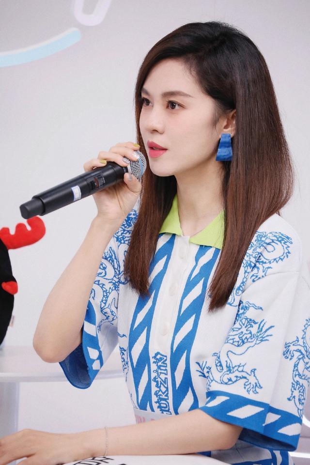 郁可唯玩转“国潮”，穿龙纹“套装裙”复古明艳，气质娇俏又少女