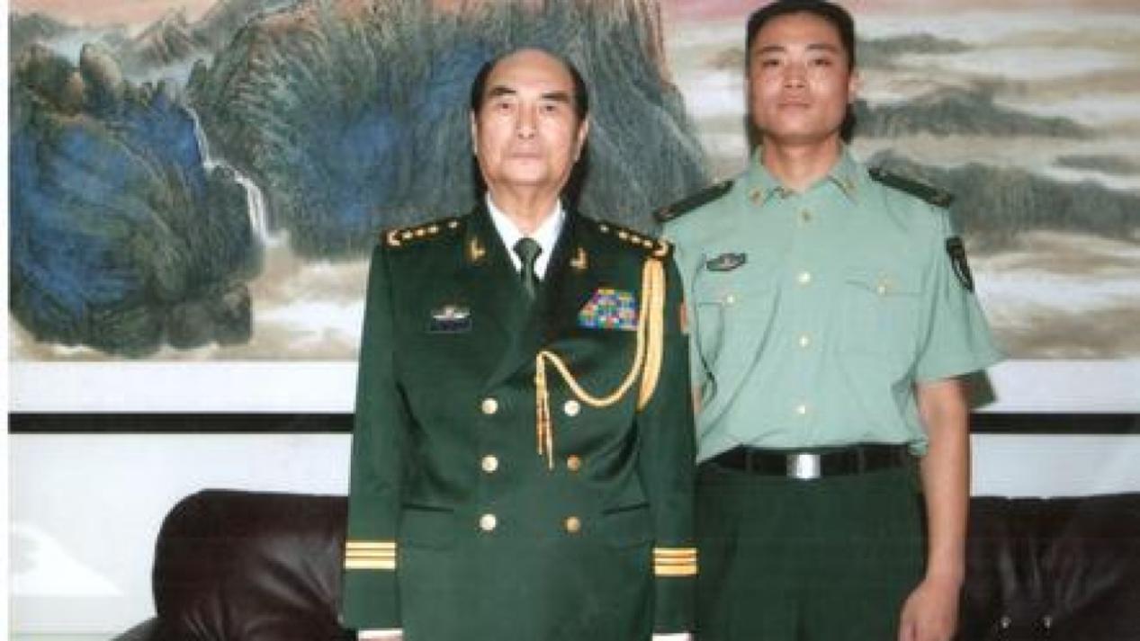 在我国军队中，什么军衔才会配备警卫员？这些人可各个都不简单