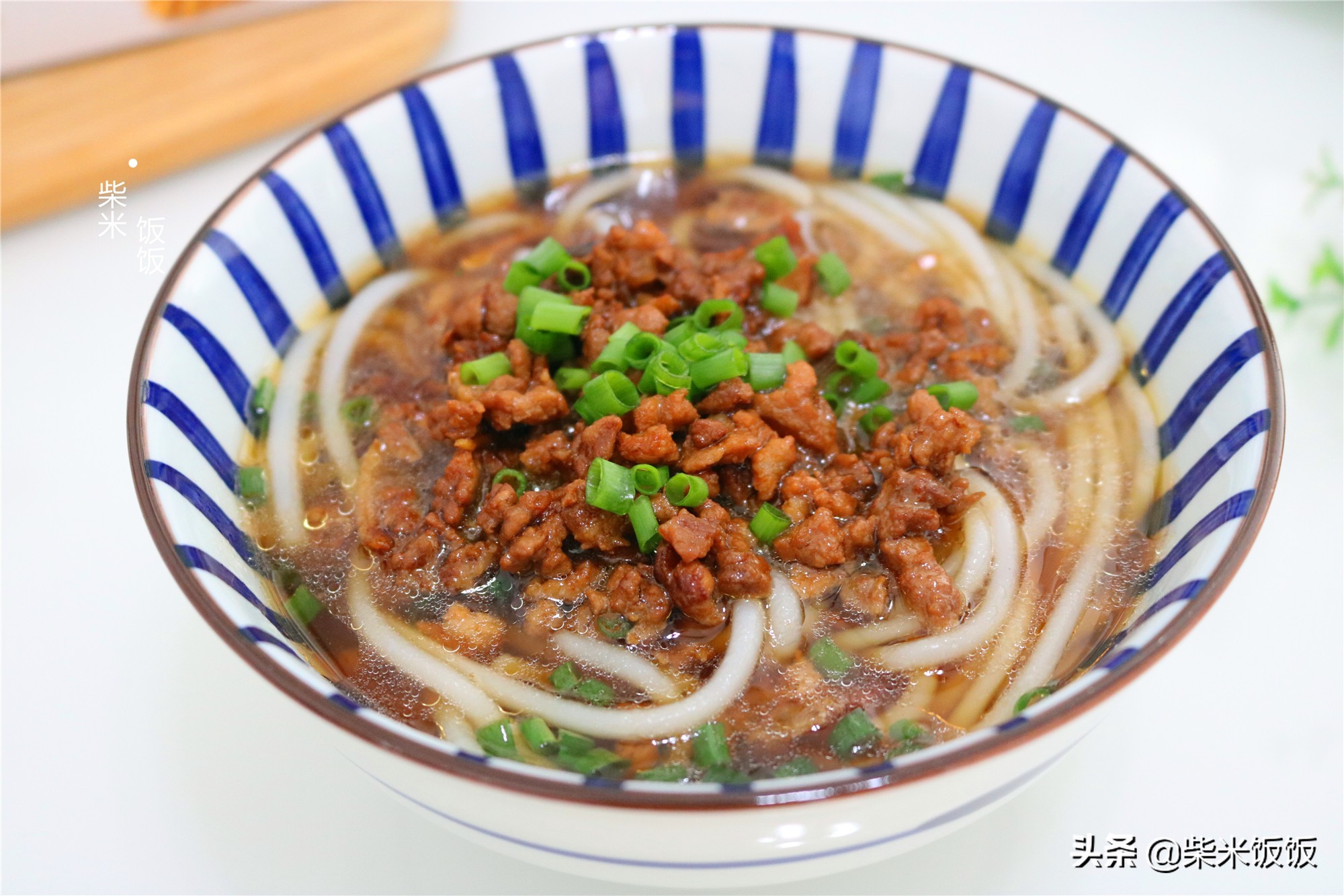 不想做饭就吃它，煮一煮很简单，柔软筋道，好吃得连汤也不剩
