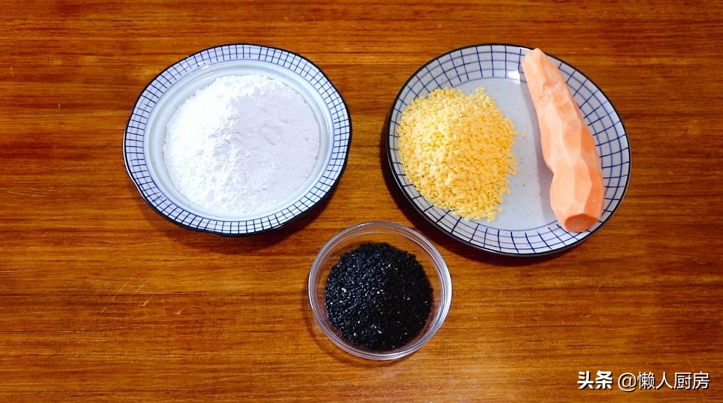 紅薯不用蒸，壓成紅薯泥，加點糯米粉，裹上雪花脆片，更加酥脆