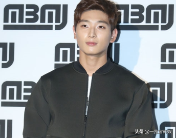 尹钟信退圈游走美国 与妻子身高差受质疑 作品曾