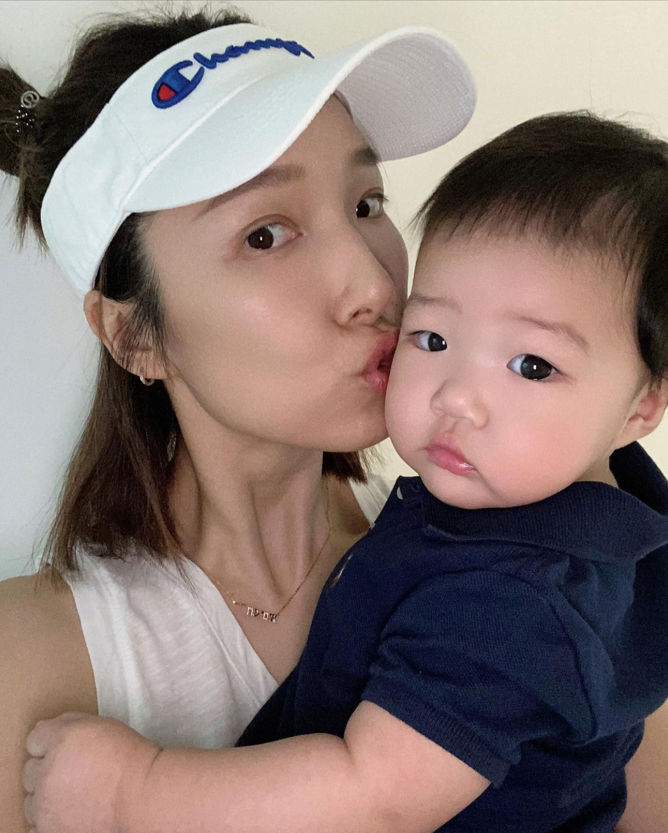 王祖蓝老婆李亚男做瑜伽，穿紧身裤秀好身材，将自己掰成船驮女儿