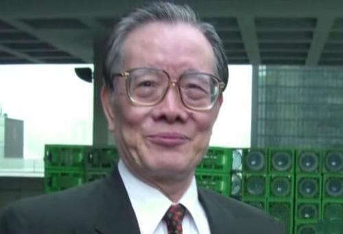 他是《赌神》中的龙五，曾娶李小龙女友，与妻