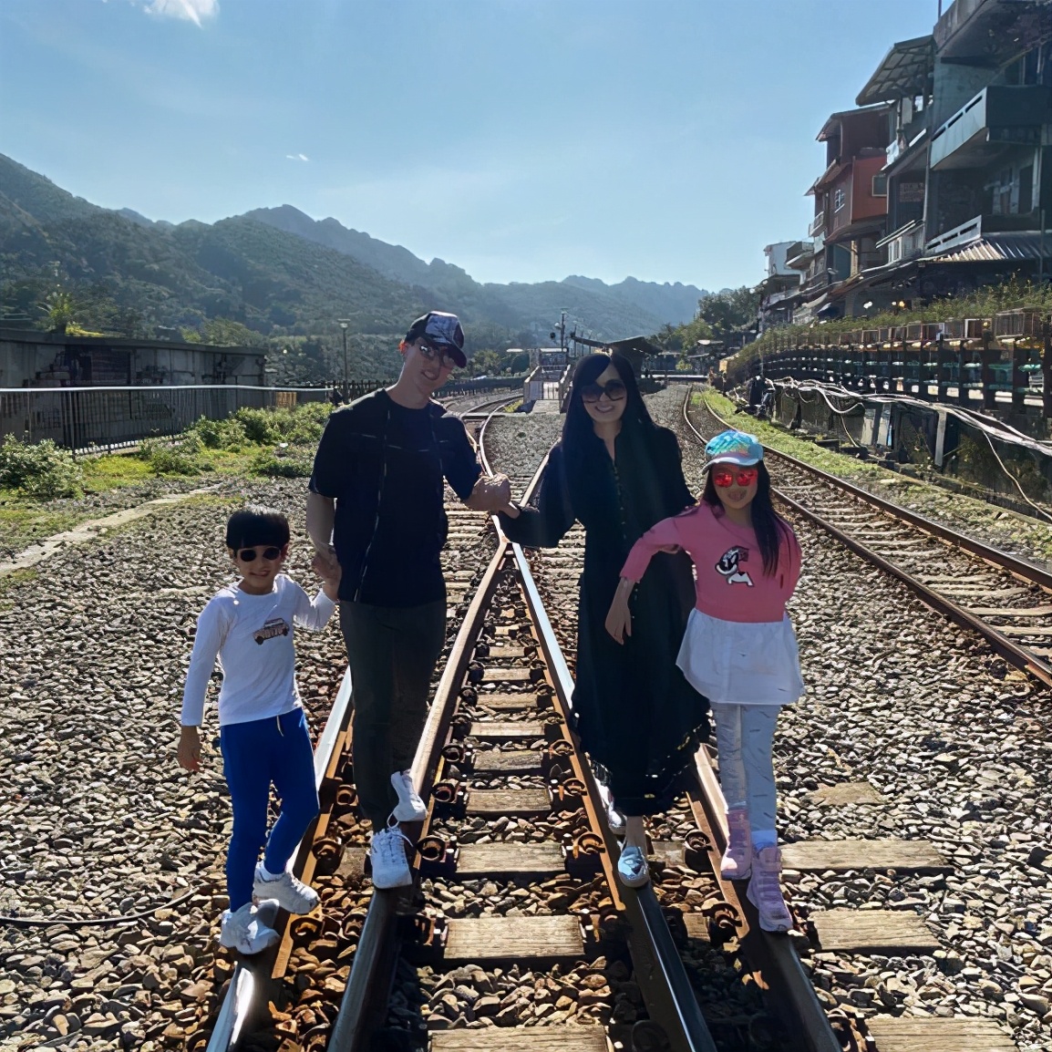 吳尊女兒不得了，穿運動裝隨手一個前撐翻，穿衣時髦功夫也很棒