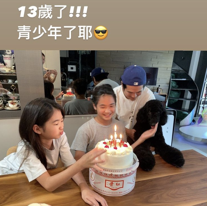 曹格为11岁女儿庆生，Grace姐姐眼神灵动，又瘦又美颜值逆袭