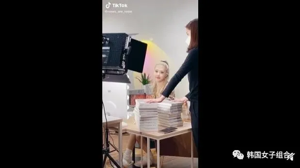 在队友签售会直播中,装作粉丝突然登场的这位女团爱豆