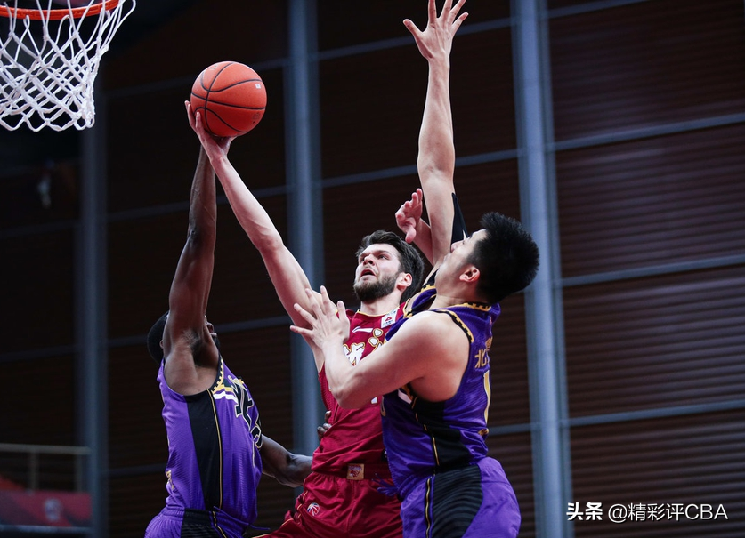 23投8中！奥运主力内线已沦为鸡肋，马布里真不