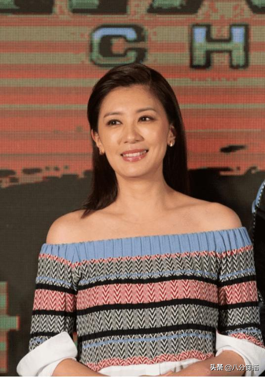 賈靜雯攜修傑楷亮相，穿一字肩連衣裙優雅溫柔，真有女神範
